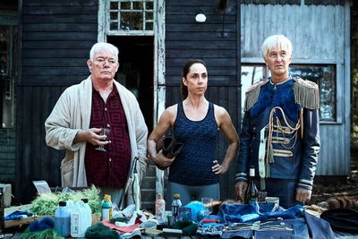 Groteskes Trio: Die neuen Hausbesitzer Werner (Søren Malling) und Ehefrau Margrethe (Sofie Gråbøl) und Manfreds Psychiater Lothar (Lars Brygmann, v.l.n.r.)