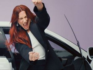 Dua Lipa fährt mal wieder Porsche Dua Lipa fährt mal wieder Porsche
