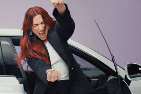 Dua Lipa fährt mal wieder Porsche