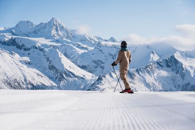 Die fünf Osttiroler Skigebiete mit knapp 150 Pistenkilometern verbinden Schneesicherheit und Ruhe mit eindrucksvollen Blicken auf hochalpine Gipfelwelten sowie durchschnittlich 2.000 Sonnenstunden pro Jahr