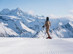 Die fünf Osttiroler Skigebiete mit knapp 150 Pistenkilometern verbinden Schneesicherheit und Ruhe mit eindrucksvollen Blicken auf hochalpine Gipfelwelten sowie durchschnittlich 2.000 Sonnenstunden pro Jahr Die fünf Osttiroler Skigebiete mit knapp 150 Pistenkilometern verbinden Schneesicherheit und Ruhe mit eindrucksvollen Blicken auf hochalpine Gipfelwelten sowie durchschnittlich 2.000 Sonnenstunden pro Jahr