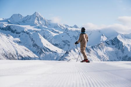 Die fünf Osttiroler Skigebiete mit knapp 150 Pistenkilometern verbinden Schneesicherheit und Ruhe mit eindrucksvollen Blicken auf hochalpine Gipfelwelten sowie durchschnittlich 2.000 Sonnenstunden pro Jahr