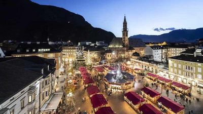 Im Advent funkeln nicht nur die Sterne über Südtirol: Der Bozner Christkindlmarkt dauert alljährlich bis 6. Januar und ist vom Hotel Steiner in Leifers nur 15 Fahrminuten entfernt