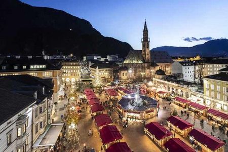 Im Advent funkeln nicht nur die Sterne über Südtirol: Der Bozner Christkindlmarkt dauert alljährlich bis 6. Januar und ist vom Hotel Steiner in Leifers nur 15 Fahrminuten entfernt