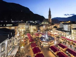 Im Advent funkeln nicht nur die Sterne über Südtirol: Der Bozner Christkindlmarkt dauert alljährlich bis 6. Januar und ist vom Hotel Steiner in Leifers nur 15 Fahrminuten entfernt Im Advent funkeln nicht nur die Sterne über Südtirol: Der Bozner Christkindlmarkt dauert alljährlich bis 6. Januar und ist vom Hotel Steiner in Leifers nur 15 Fahrminuten entfernt
