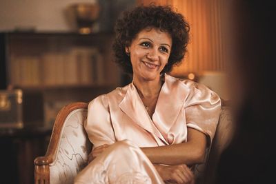 Chanson-Ikone Edith Piaf (Marie-Julie Baup) erkennt früh das Talent von Charles. Foto: © Caroline Bazin
