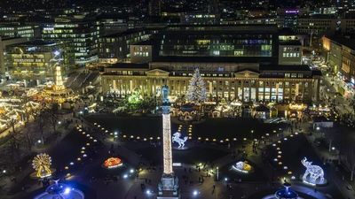 Auf dem Stuttgarter Schlossplatz leuchten zur Weihnachtszeit fünf riesige Figuren: 2024 bilden Riesenrad, Elefant, Mercedes, Porsche sowie das Stuttgarter Rössle die so genannten Glanzlichter.