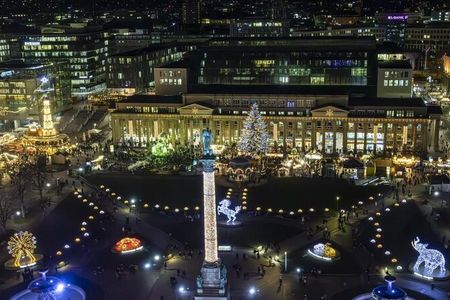 Auf dem Stuttgarter Schlossplatz leuchten zur Weihnachtszeit fünf riesige Figuren: 2024 bilden Riesenrad, Elefant, Mercedes, Porsche sowie das Stuttgarter Rössle die so genannten Glanzlichter.