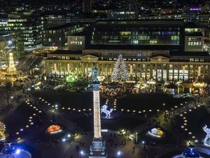 Auf dem Stuttgarter Schlossplatz leuchten zur Weihnachtszeit fünf riesige Figuren: 2024 bilden Riesenrad, Elefant, Mercedes, Porsche sowie das Stuttgarter Rössle die so genannten Glanzlichter. Auf dem Stuttgarter Schlossplatz leuchten zur Weihnachtszeit fünf riesige Figuren: 2024 bilden Riesenrad, Elefant, Mercedes, Porsche sowie das Stuttgarter Rössle die so genannten Glanzlichter.