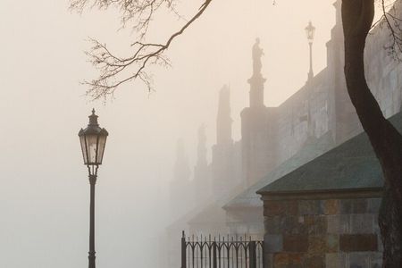 Seit über 660 Jahren trotzt die Prager Karlsbrücke Wind und Wetter – und hüllt sich im Herbst gern in einen Mantel aus Nebel und Geschichte