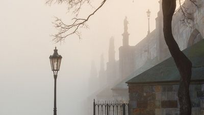 Seit über 660 Jahren trotzt die Prager Karlsbrücke Wind und Wetter – und hüllt sich im Herbst gern in einen Mantel aus Nebel und Geschichte