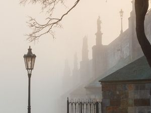 Seit über 660 Jahren trotzt die Prager Karlsbrücke Wind und Wetter – und hüllt sich im Herbst gern in einen Mantel aus Nebel und Geschichte Seit über 660 Jahren trotzt die Prager Karlsbrücke Wind und Wetter – und hüllt sich im Herbst gern in einen Mantel aus Nebel und Geschichte
