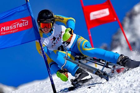 Mit dem Skibob geht es rasant durch die Tore