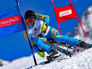 Mit dem Skibob geht es rasant durch die Tore Mit dem Skibob geht es rasant durch die Tore