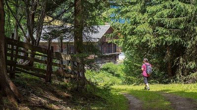 Der Höfe Trail Osttirol führt durch die bergbäuerliche Kulturlandschaft des Tiroler Gail- und Lesachtals und ermöglicht Begegnungen mit den Menschen