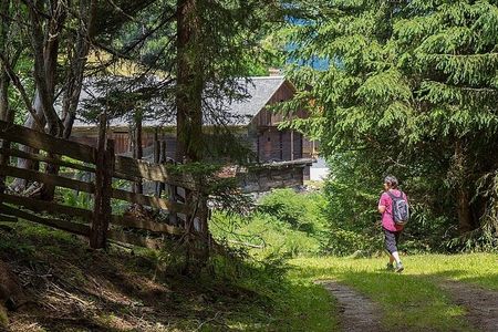 Der Höfe Trail Osttirol führt durch die bergbäuerliche Kulturlandschaft des Tiroler Gail- und Lesachtals und ermöglicht Begegnungen mit den Menschen