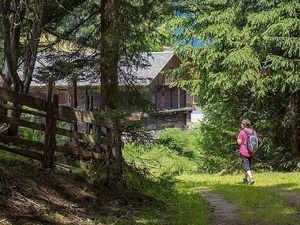 Der Höfe Trail Osttirol führt durch die bergbäuerliche Kulturlandschaft des Tiroler Gail- und Lesachtals und ermöglicht Begegnungen mit den Menschen Der Höfe Trail Osttirol führt durch die bergbäuerliche Kulturlandschaft des Tiroler Gail- und Lesachtals und ermöglicht Begegnungen mit den Menschen