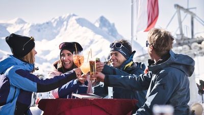 Auf der Terrasse am Hausberg Gampen über St. Anton am Arlberg genießt man zum Aperitif Gipfelblicke