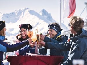 Auf der Terrasse am Hausberg Gampen über St. Anton am Arlberg genießt man zum Aperitif Gipfelblicke Auf der Terrasse am Hausberg Gampen über St. Anton am Arlberg genießt man zum Aperitif Gipfelblicke