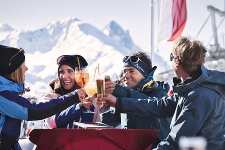 Auf der Terrasse am Hausberg Gampen über St. Anton am Arlberg genießt man zum Aperitif Gipfelblicke