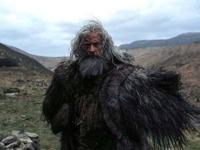 Robin Hood (Hugh Jackman) hat soeben eine Angreiferin im Felsengrab links verscharrt