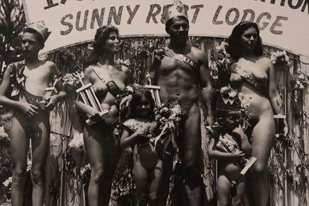 Diane Arbus (USA, 1923–1971) war eine bahnbrechende Fotografin, bekannt für ihre intimen Porträts von marginalisierten und unkonventionellen Personen
