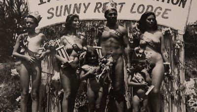 Diane Arbus (USA, 1923–1971) war eine bahnbrechende Fotografin, bekannt für ihre intimen Porträts von marginalisierten und unkonventionellen Personen