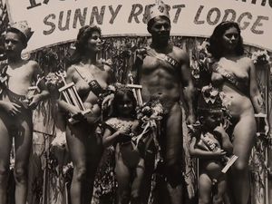 Diane Arbus (USA, 1923–1971) war eine bahnbrechende Fotografin, bekannt für ihre intimen Porträts von marginalisierten und unkonventionellen Personen Diane Arbus (USA, 1923–1971) war eine bahnbrechende Fotografin, bekannt für ihre intimen Porträts von marginalisierten und unkonventionellen Personen