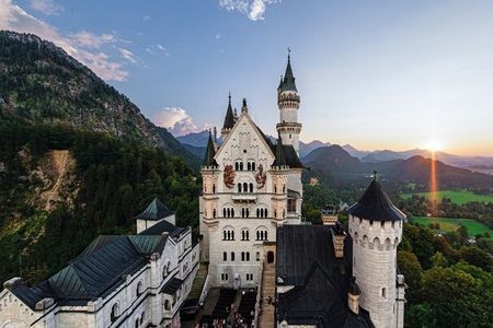 Die Neuschwansteinkonzerte im Innenhof des gleichnamigen Schlosses in Füssen/Allgäu führen die Musikleidenschaft seines Erbauers weiter