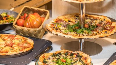 Wer mal etwas Außergewöhnliches frühstücken möchte, sollte im Hotel Aunhamer in Bad Griesbach einchecken: Vegane, vegetarische und klassische Pizzen sind fester Bestandteil des Buffets