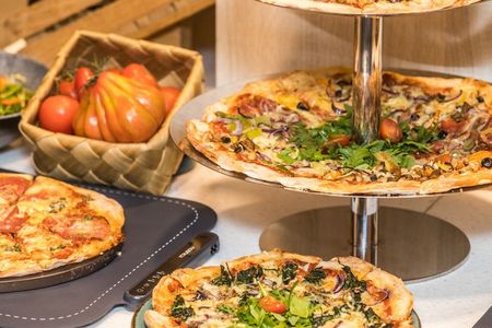 Wer mal etwas Außergewöhnliches frühstücken möchte, sollte im Hotel Aunhamer in Bad Griesbach einchecken: Vegane, vegetarische und klassische Pizzen sind fester Bestandteil des Buffets