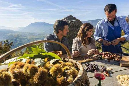 Den krönenden Abschluss nach jedem Südtiroler Törggele-Menü in einem „Roter Hahn“-Buschenschank bilden gebratene Kastanien zum neuen Wein