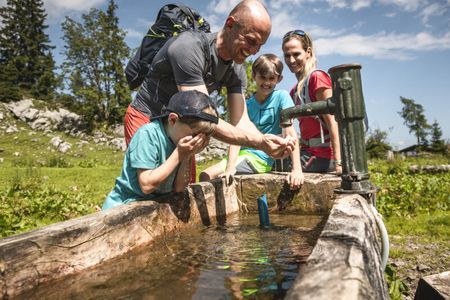 Gerade im Frühling profitieren Familien von der Kombination aus angenehmen Temperaturen, weniger Trubel und gut erreichbaren Bergerlebnissen