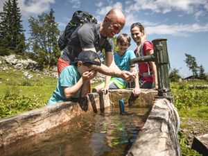 Gerade im Frühling profitieren Familien von der Kombination aus angenehmen Temperaturen, weniger Trubel und gut erreichbaren Bergerlebnissen Gerade im Frühling profitieren Familien von der Kombination aus angenehmen Temperaturen, weniger Trubel und gut erreichbaren Bergerlebnissen