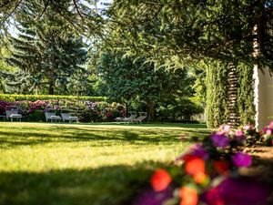 Gäste entspannen in der liebevoll gepflegten Gartenanlage des Hotel Mignon Meran Park & Spa. Das mediterrane Klima in Südtirol sorgt für ideales Outdoor-Wetter bis in den Spätherbst Gäste entspannen in der liebevoll gepflegten Gartenanlage des Hotel Mignon Meran Park & Spa. Das mediterrane Klima in Südtirol sorgt für ideales Outdoor-Wetter bis in den Spätherbst