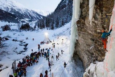 Beim siebten Osttiroler Eiskletterfestival von 12. bis 14. Januar 2024 treffen sich Anfänger wie Profis im Eispark Osttirol in Matrei