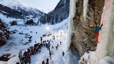 Beim siebten Osttiroler Eiskletterfestival von 12. bis 14. Januar 2024 treffen sich Anfänger wie Profis im Eispark Osttirol in Matrei