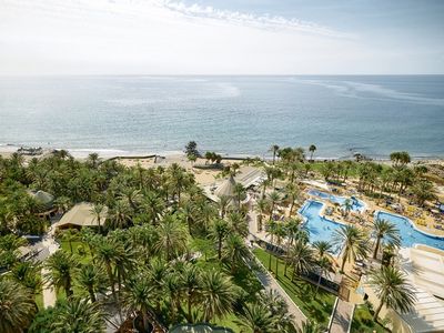 Das Vier-Sterne-Grupotel Orquídea auf Gran Canaria liegt eingebettet in eine weitläufige Grünanlage direkt am Meer
