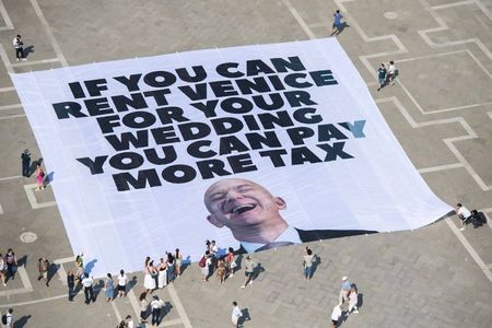 Kurze Aktion, hoher Impact: Greenpeace entrollt ein Banner in Venedig anlässlich der Hochzeit von Jeff Bezos