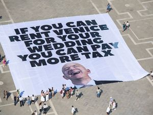Kurze Aktion, hoher Impact: Greenpeace entrollt ein Banner in Venedig anlässlich der Hochzeit von Jeff Bezos
