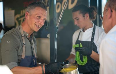 Beim alljährlichen „Food-Festival“ im Hotel Vier Jahreszeiten Starnberg lassen sich Feinschmecker von Küchenchef Maximilian Moser und seinem Team an rund 20 Geschmacksstationen kulinarisch verwöhnen