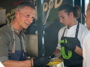 Beim alljährlichen „Food-Festival“ im Hotel Vier Jahreszeiten Starnberg lassen sich Feinschmecker von Küchenchef Maximilian Moser und seinem Team an rund 20 Geschmacksstationen kulinarisch verwöhnen Beim alljährlichen „Food-Festival“ im Hotel Vier Jahreszeiten Starnberg lassen sich Feinschmecker von Küchenchef Maximilian Moser und seinem Team an rund 20 Geschmacksstationen kulinarisch verwöhnen