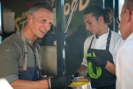 Beim alljährlichen „Food-Festival“ im Hotel Vier Jahreszeiten Starnberg lassen sich Feinschmecker von Küchenchef Maximilian Moser und seinem Team an rund 20 Geschmacksstationen kulinarisch verwöhnen