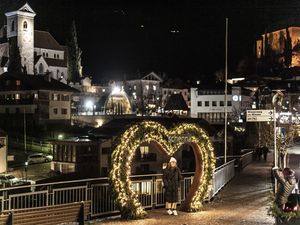 Während Schennas geschmücktes Dorfzentrum zum Verweilen und Eislaufen einlädt, genießen Familien die verschneite Südtiroler Bergwelt beim Rodeln und Schneeschuhwandern Während Schennas geschmücktes Dorfzentrum zum Verweilen und Eislaufen einlädt, genießen Familien die verschneite Südtiroler Bergwelt beim Rodeln und Schneeschuhwandern