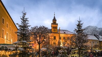 Der Christkindlmarkt in Bad Reichenhall ist besonders abends einen Besuch wert, wenn der Rathausplatz vor dem Hausberg Predigtstuhl im Lichterglanz erstrahlt