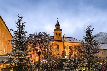 Der Christkindlmarkt in Bad Reichenhall ist besonders abends einen Besuch wert, wenn der Rathausplatz vor dem Hausberg Predigtstuhl im Lichterglanz erstrahlt
