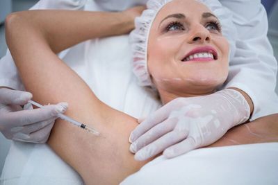 Übermäßige Achselschweißproduktion erzeugt bei Betroffenen oftmals hohen Leidensdruck. Eine Botulinum-Therapie, beispielsweise im Bodenmaiser Hof/Bayerischer Wald, kann helfen