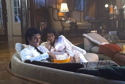 Michael Jackson (Jaafar Jackson) und Katherine Jackson (Nia Long)