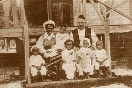 Carl Pettersson und seine Frau Singdo mit ihren Kindern auf Tabar (Insel nördlich von Neuirland