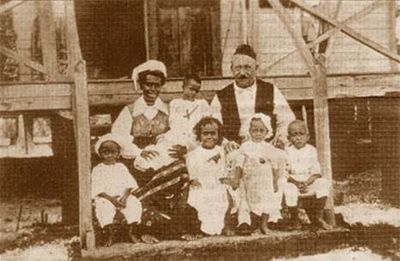 Carl Pettersson und seine Frau Singdo mit ihren Kindern auf Tabar (Insel nördlich von Neuirland